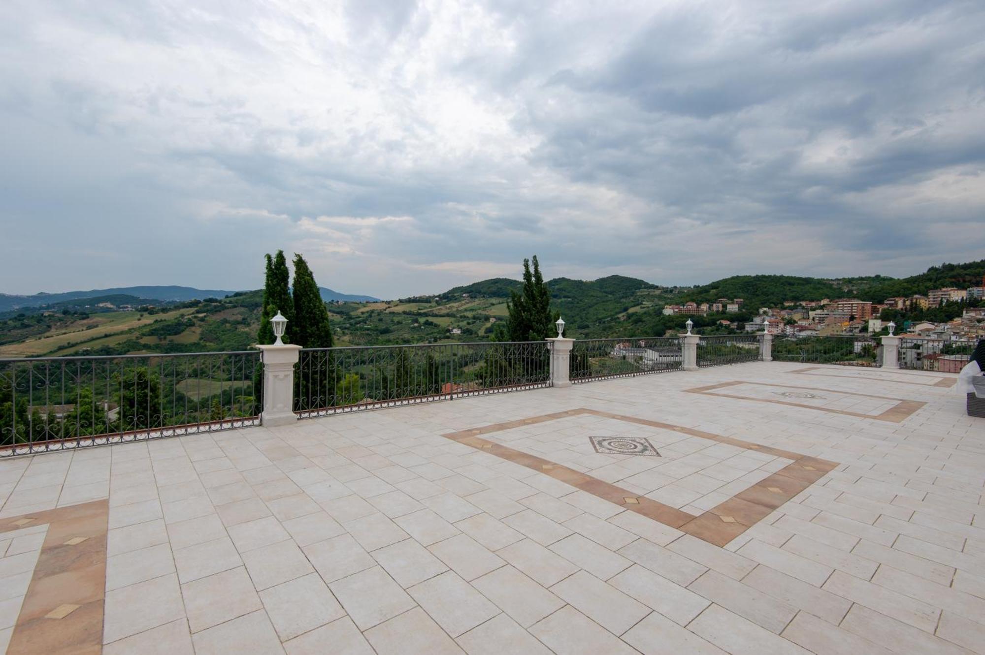 Palazzo Tilli Bed & Breakfast Casoli  Exterior photo